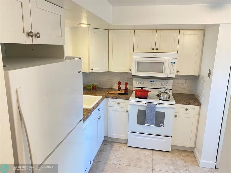 For Sale: $165,000 (2 beds, 2 baths, 1000 Square Feet)