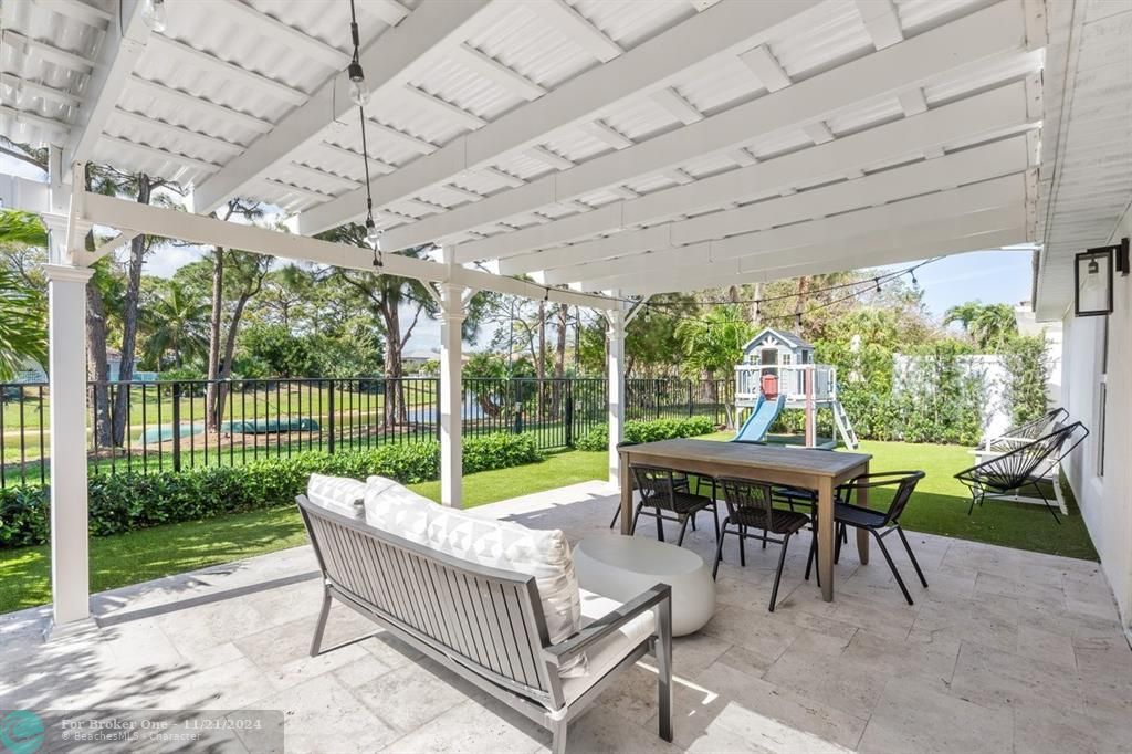 For Sale: $1,035,000 (4 beds, 2 baths, 1940 Square Feet)