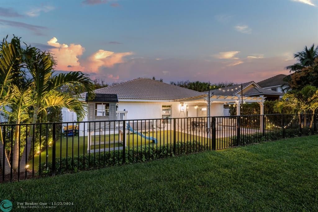 For Sale: $1,035,000 (4 beds, 2 baths, 1940 Square Feet)