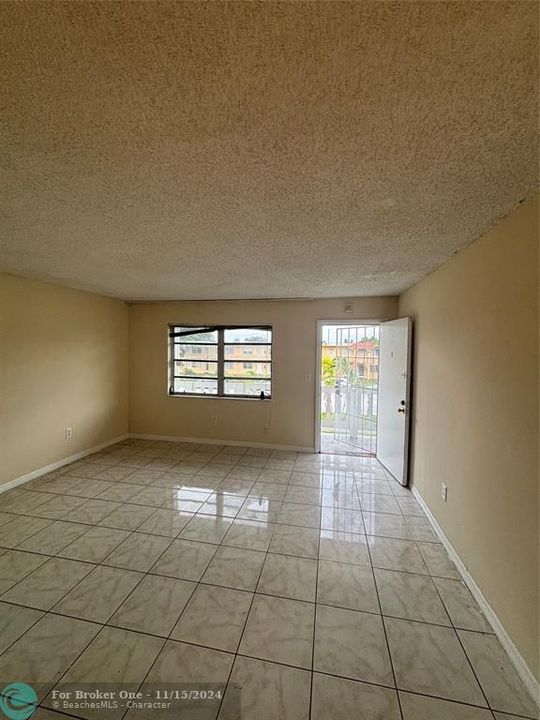 For Sale: $115,000 (1 beds, 1 baths, 660 Square Feet)