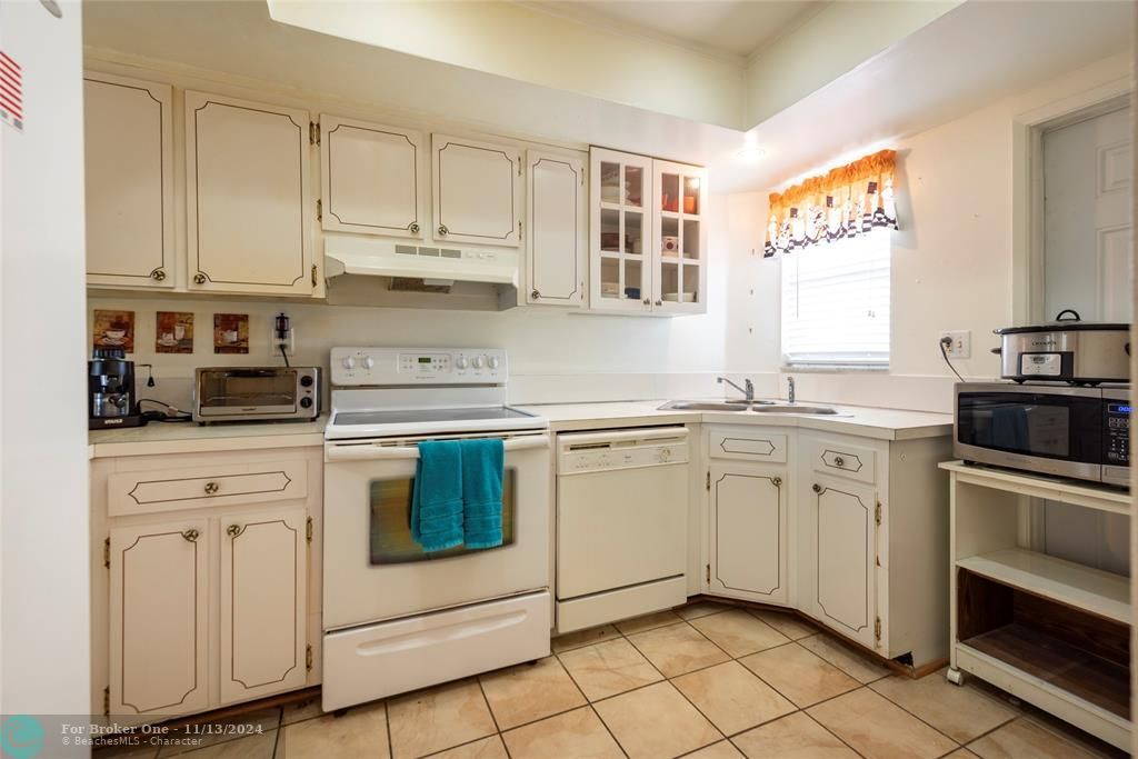 For Sale: $319,900 (2 beds, 2 baths, 960 Square Feet)