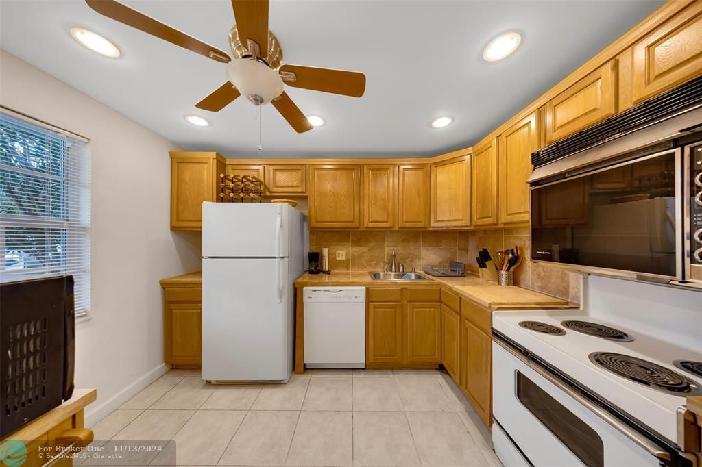 For Rent: $2,500 (2 beds, 2 baths, 1370 Square Feet)