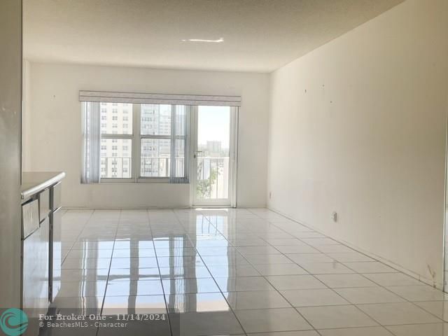 For Sale: $319,000 (1 beds, 1 baths, 890 Square Feet)