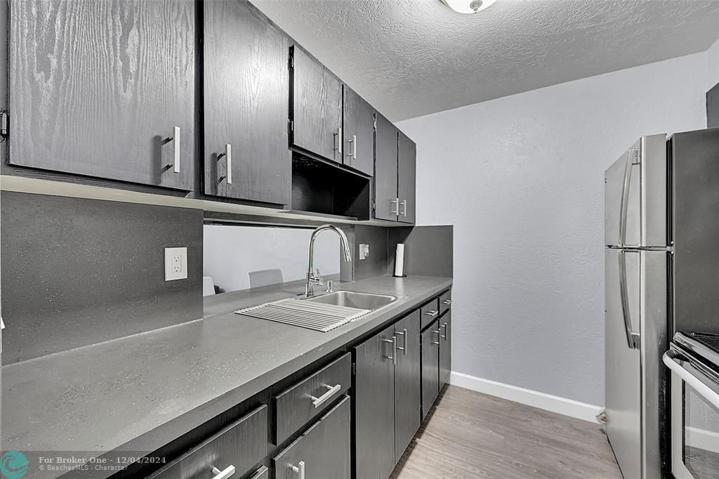 For Sale: $1,975 (1 beds, 1 baths, 517 Square Feet)