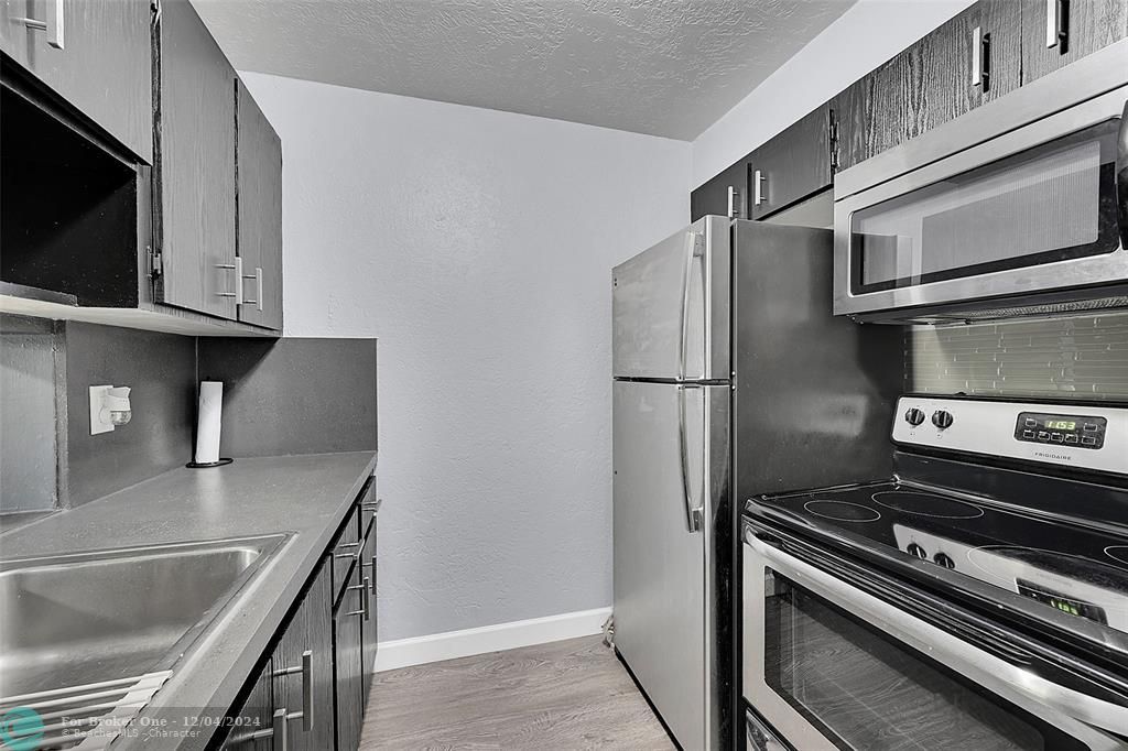 For Sale: $1,975 (1 beds, 1 baths, 517 Square Feet)