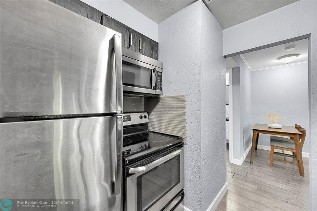 For Sale: $1,975 (1 beds, 1 baths, 517 Square Feet)