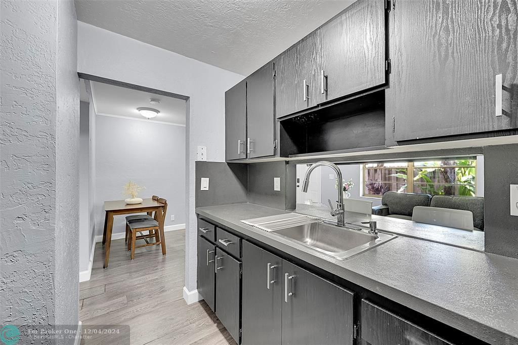 For Sale: $1,975 (1 beds, 1 baths, 517 Square Feet)