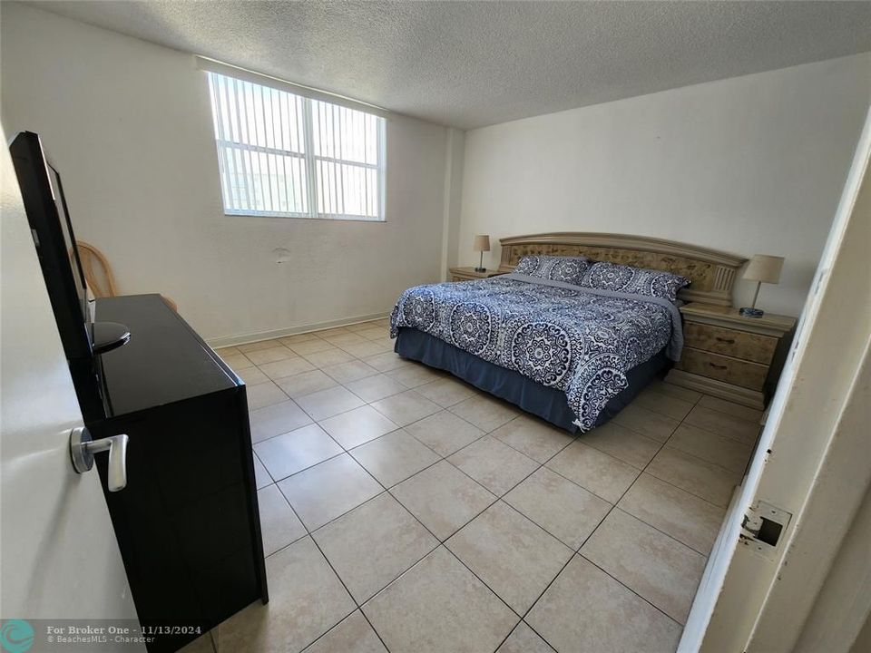 For Sale: $409,000 (1 beds, 1 baths, 970 Square Feet)