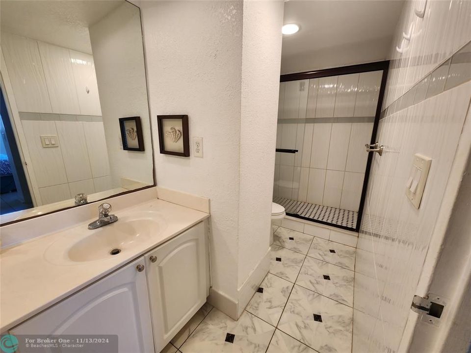 For Sale: $409,000 (1 beds, 1 baths, 970 Square Feet)