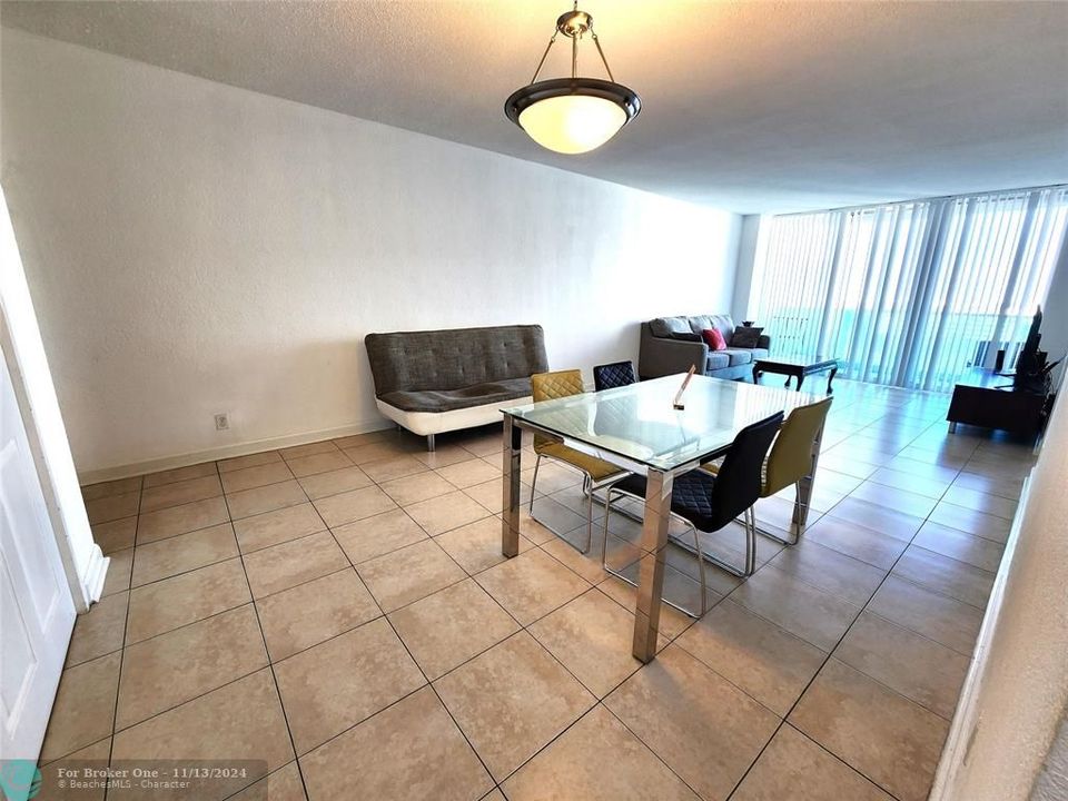 For Sale: $409,000 (1 beds, 1 baths, 970 Square Feet)