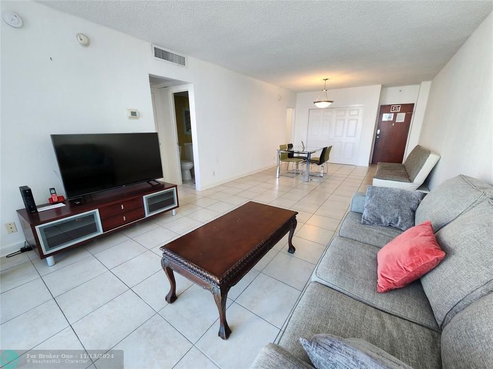 For Sale: $409,000 (1 beds, 1 baths, 970 Square Feet)