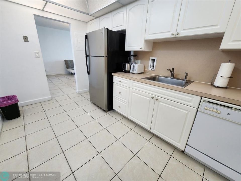 For Sale: $409,000 (1 beds, 1 baths, 970 Square Feet)