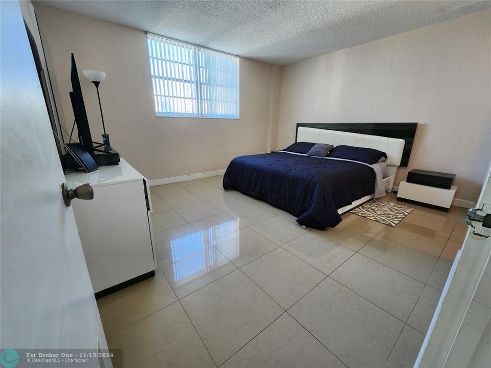 For Sale: $419,000 (1 beds, 1 baths, 970 Square Feet)