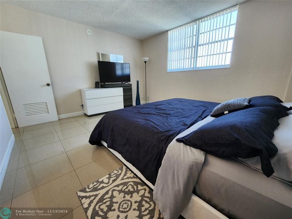 For Sale: $419,000 (1 beds, 1 baths, 970 Square Feet)