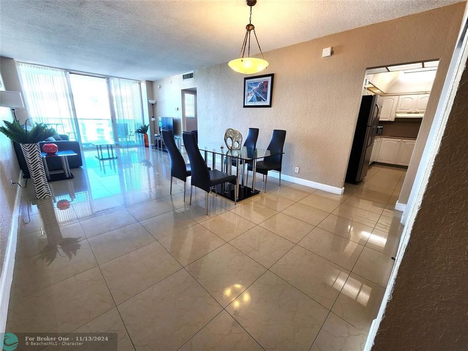 For Sale: $419,000 (1 beds, 1 baths, 970 Square Feet)