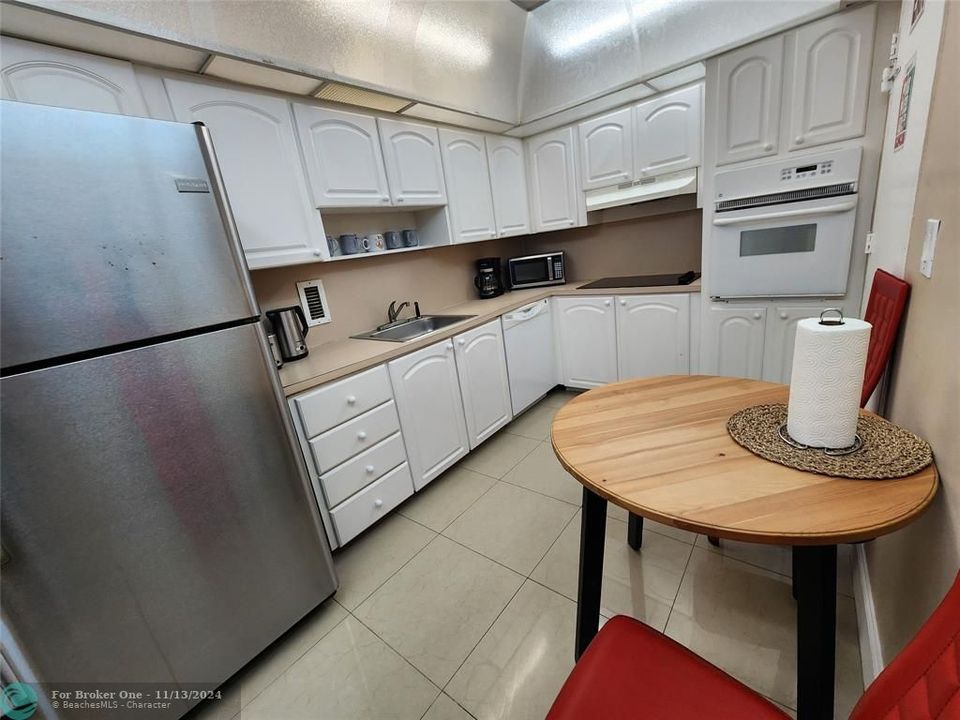 For Sale: $419,000 (1 beds, 1 baths, 970 Square Feet)