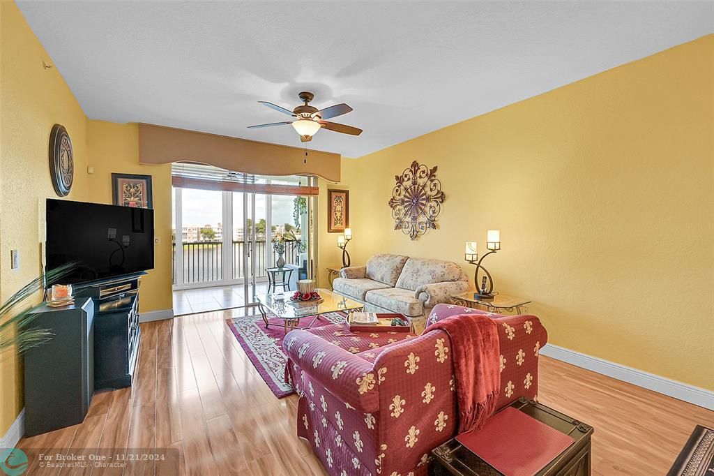 For Sale: $347,900 (2 beds, 2 baths, 1705 Square Feet)