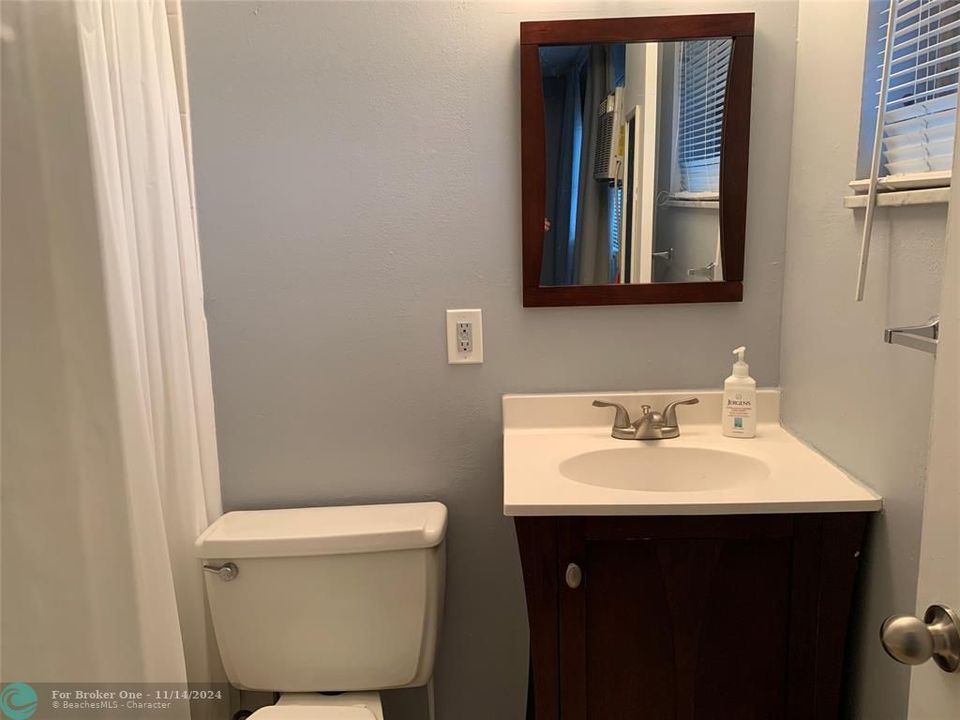 For Rent: $1,450 (1 beds, 1 baths, 427 Square Feet)