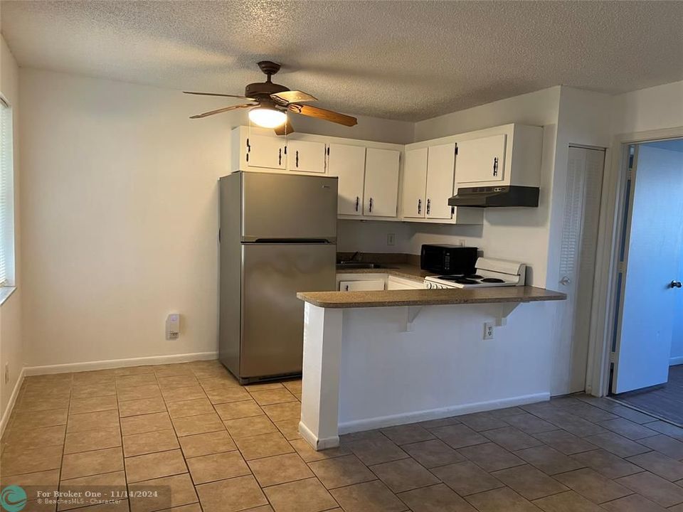 For Rent: $1,450 (1 beds, 1 baths, 427 Square Feet)