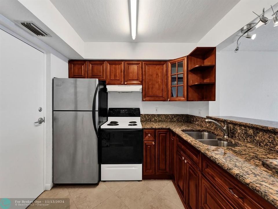 For Rent: $2,100 (2 beds, 2 baths, 960 Square Feet)