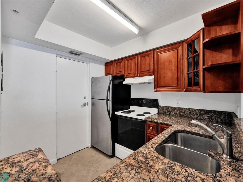 For Rent: $2,100 (2 beds, 2 baths, 960 Square Feet)