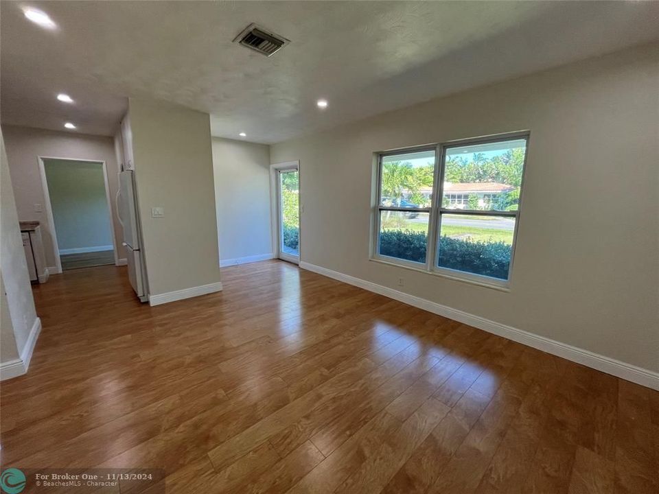 For Rent: $3,100 (3 beds, 1 baths, 1188 Square Feet)