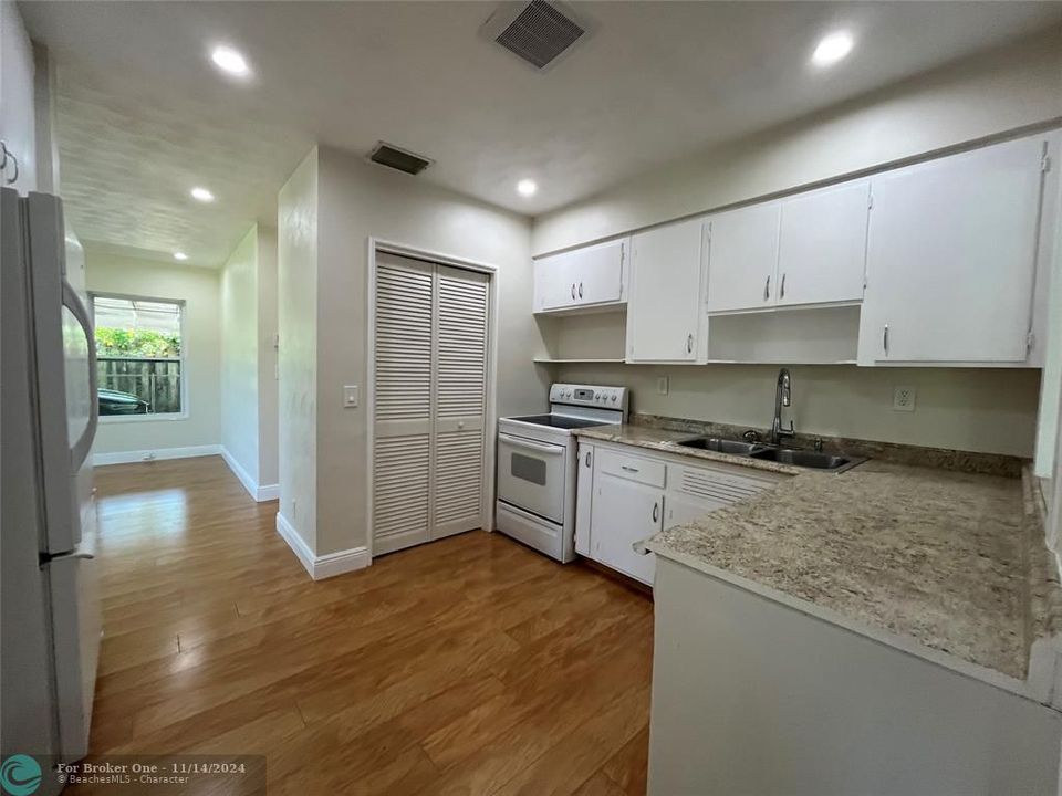 For Rent: $3,100 (3 beds, 1 baths, 1188 Square Feet)