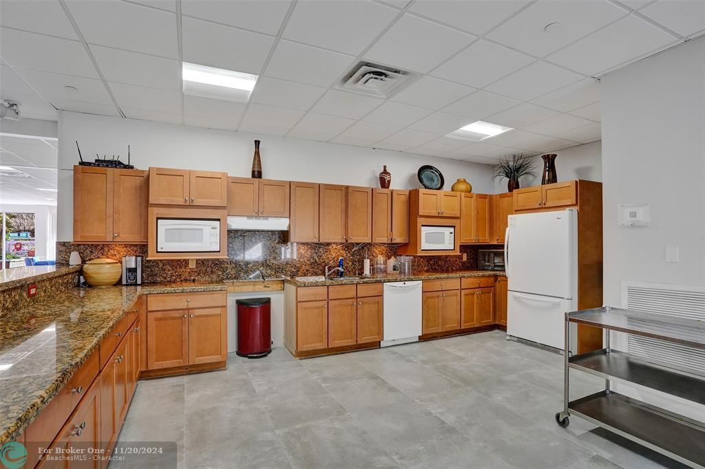 For Sale: $349,000 (1 beds, 1 baths, 890 Square Feet)