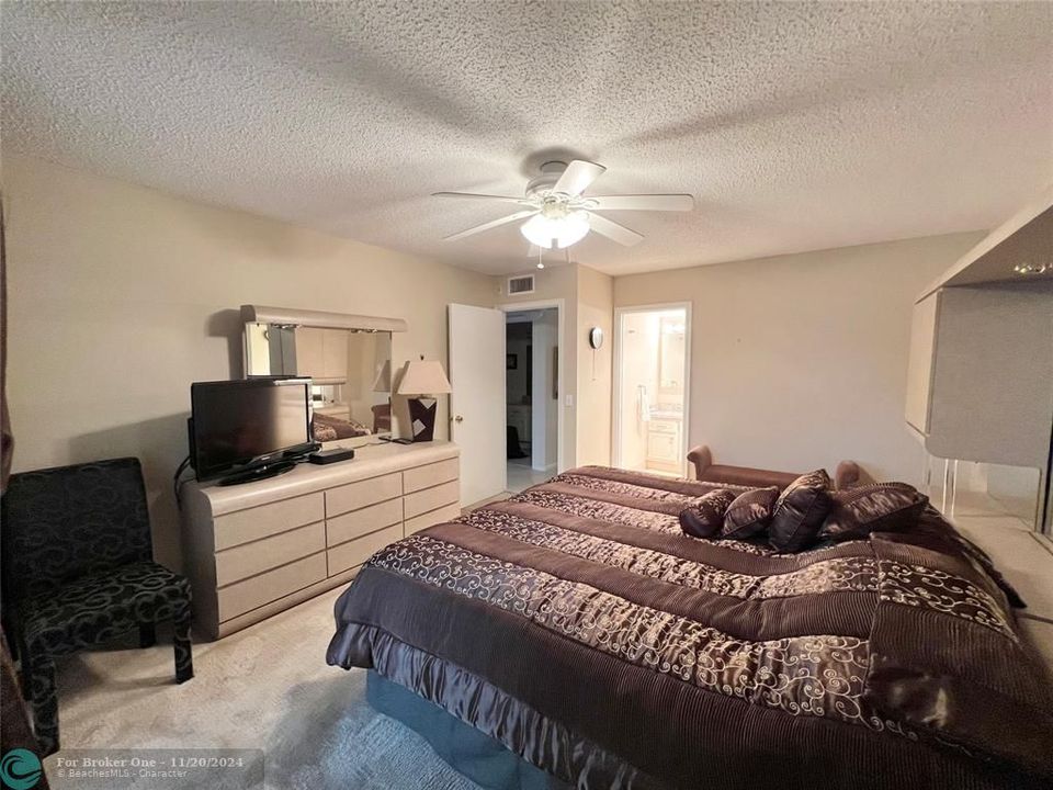 For Sale: $239,900 (2 beds, 2 baths, 938 Square Feet)