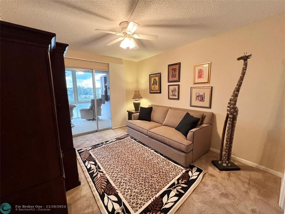 For Sale: $239,900 (2 beds, 2 baths, 938 Square Feet)