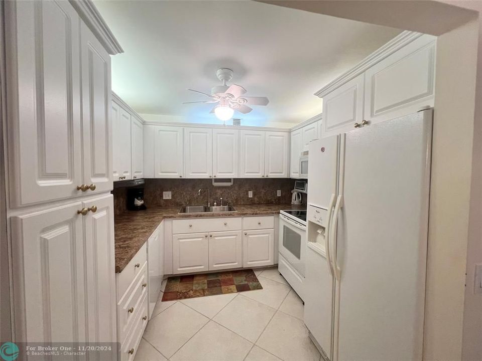 For Sale: $239,900 (2 beds, 2 baths, 938 Square Feet)