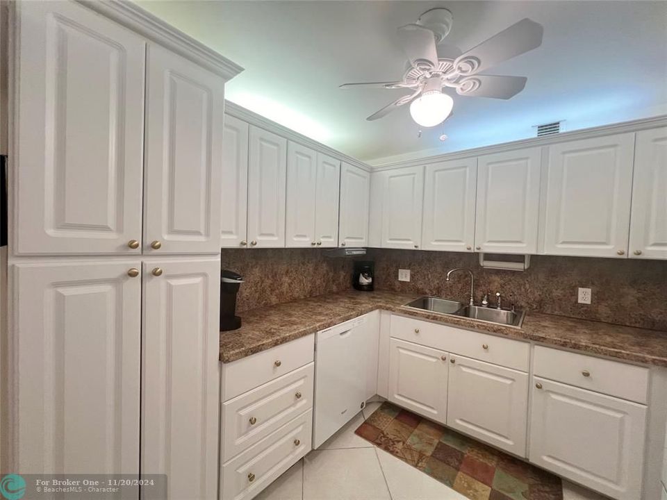 For Sale: $239,900 (2 beds, 2 baths, 938 Square Feet)