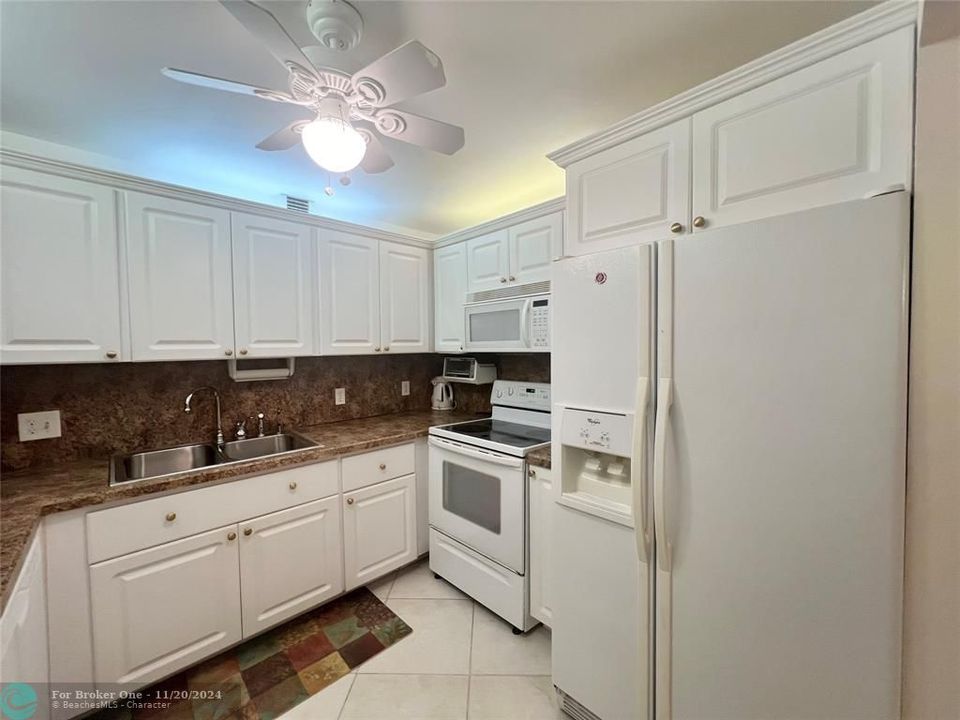 For Sale: $239,900 (2 beds, 2 baths, 938 Square Feet)