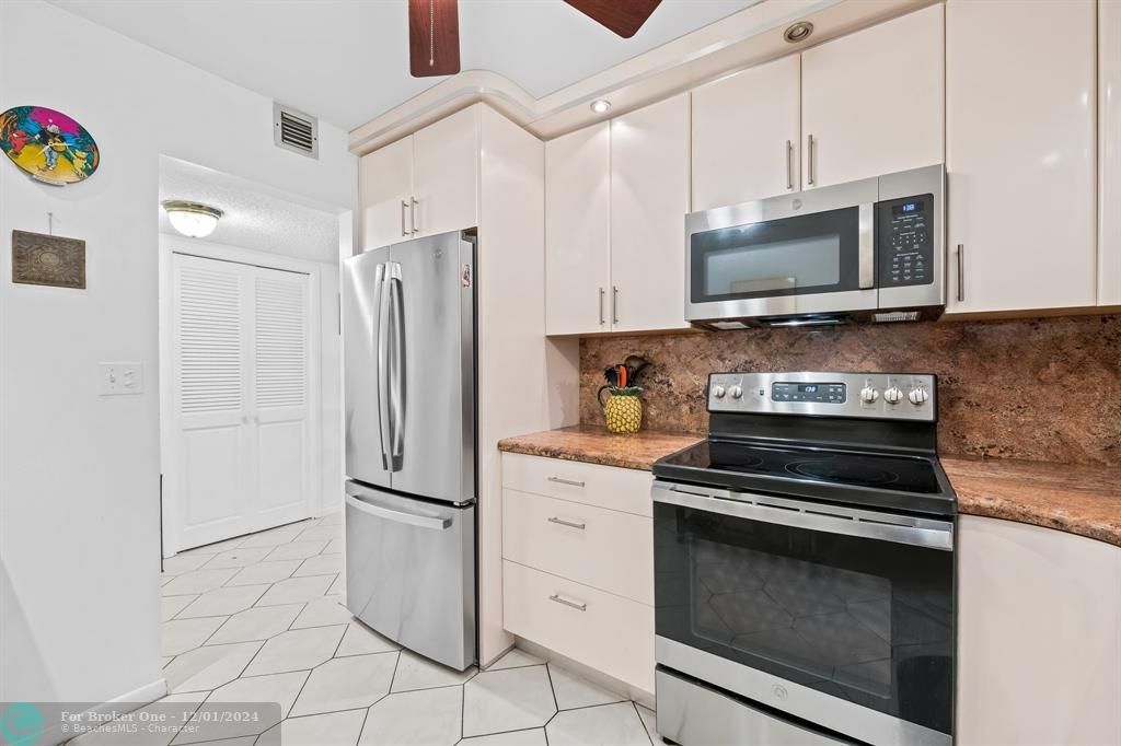 For Sale: $449,900 (2 beds, 2 baths, 1291 Square Feet)