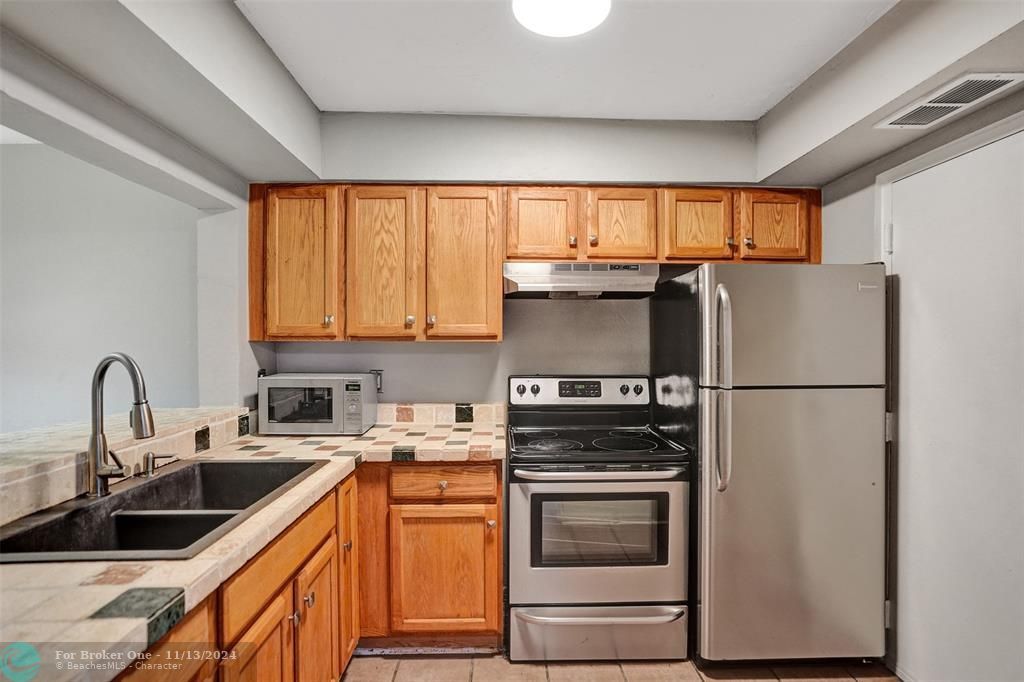 For Sale: $179,999 (1 beds, 1 baths, 775 Square Feet)