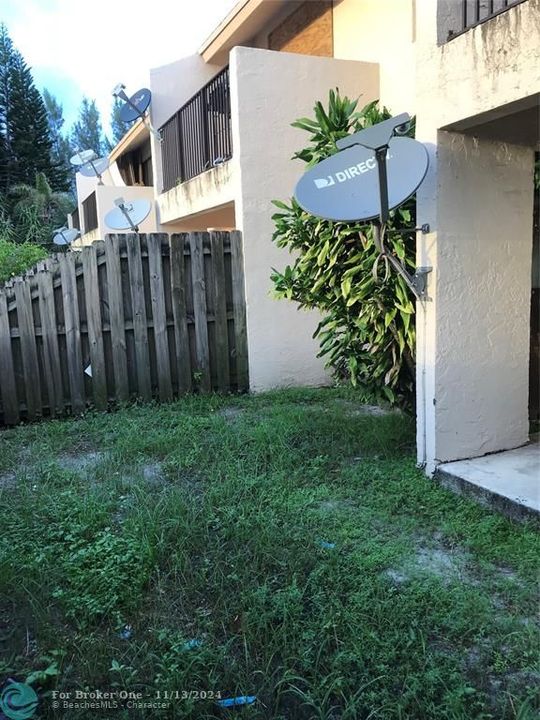 For Rent: $1,750 (2 beds, 1 baths, 896 Square Feet)