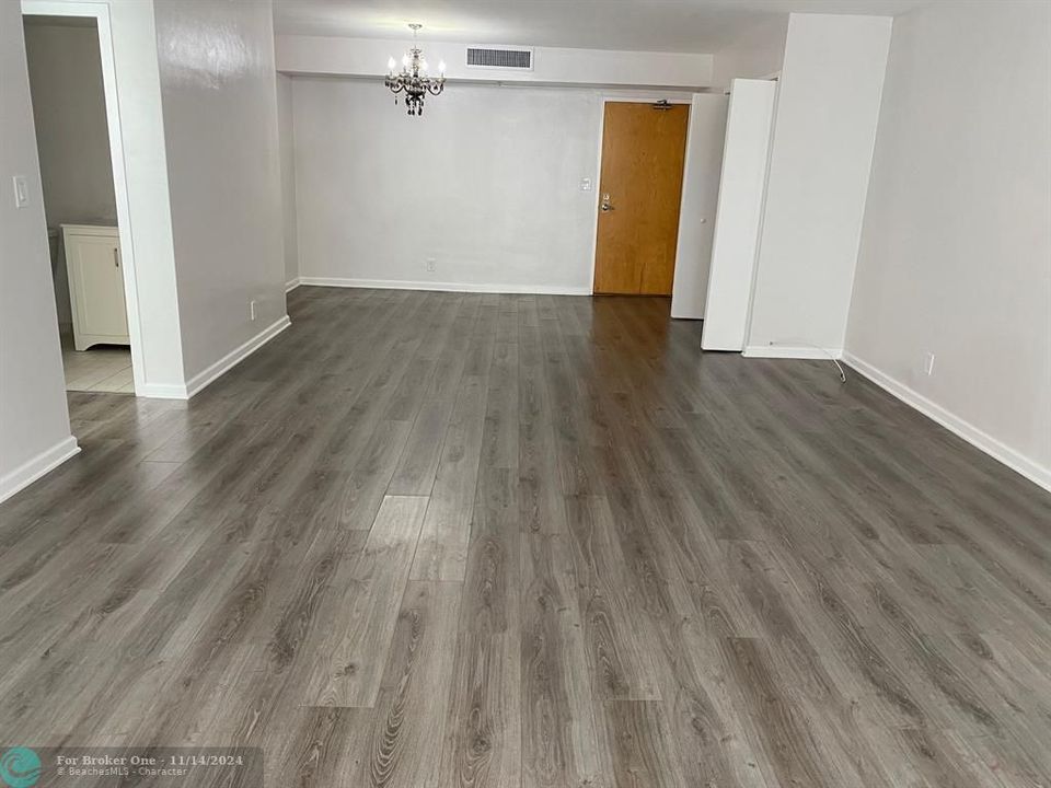 For Rent: $2,400 (1 beds, 1 baths, 905 Square Feet)