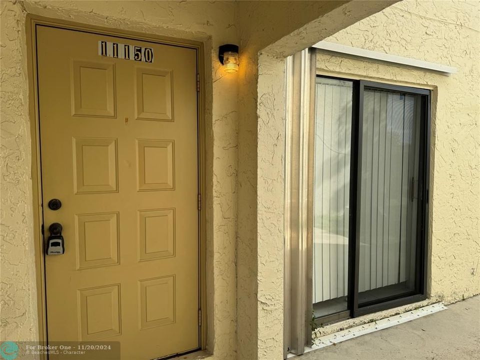 For Rent: $1,800 (2 beds, 2 baths, 800 Square Feet)