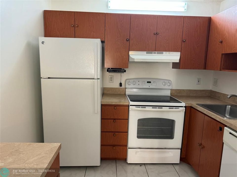 For Rent: $1,800 (2 beds, 2 baths, 800 Square Feet)