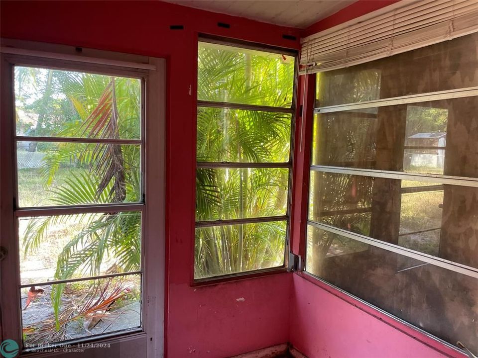 For Sale: $219,000 (2 beds, 1 baths, 880 Square Feet)