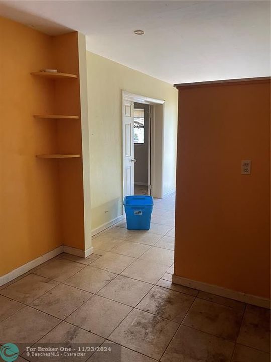 For Sale: $219,000 (2 beds, 1 baths, 880 Square Feet)