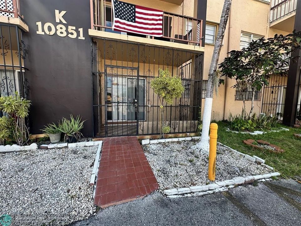 For Rent: $2,000 (2 beds, 1 baths, 720 Square Feet)