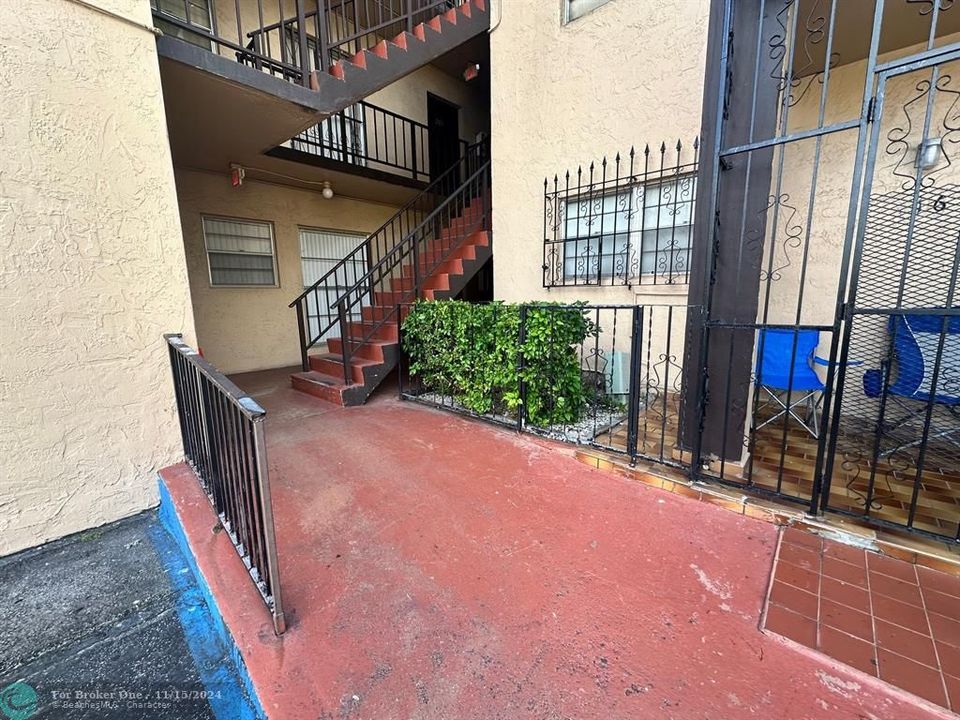 For Rent: $2,000 (2 beds, 1 baths, 720 Square Feet)