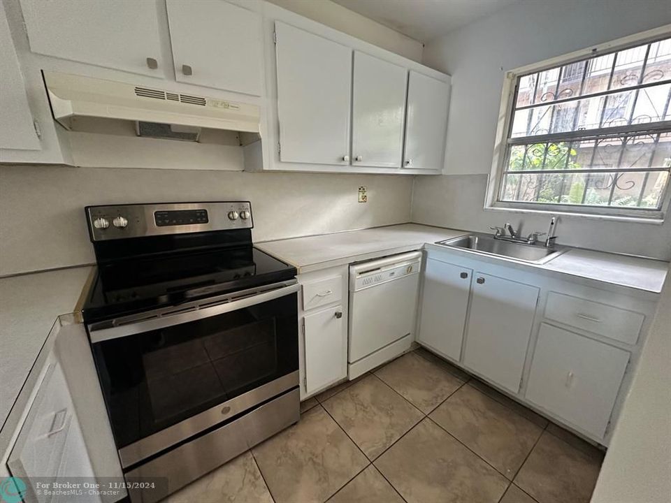 For Rent: $2,000 (2 beds, 1 baths, 720 Square Feet)