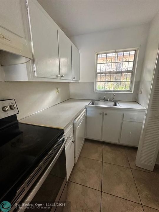 For Rent: $2,000 (2 beds, 1 baths, 720 Square Feet)