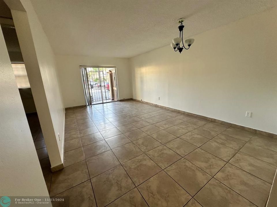 For Rent: $2,000 (2 beds, 1 baths, 720 Square Feet)