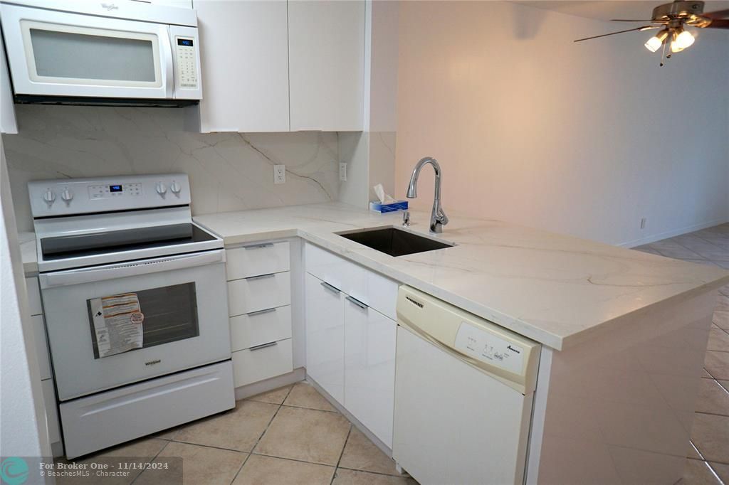 For Sale: $275,000 (2 beds, 2 baths, 770 Square Feet)