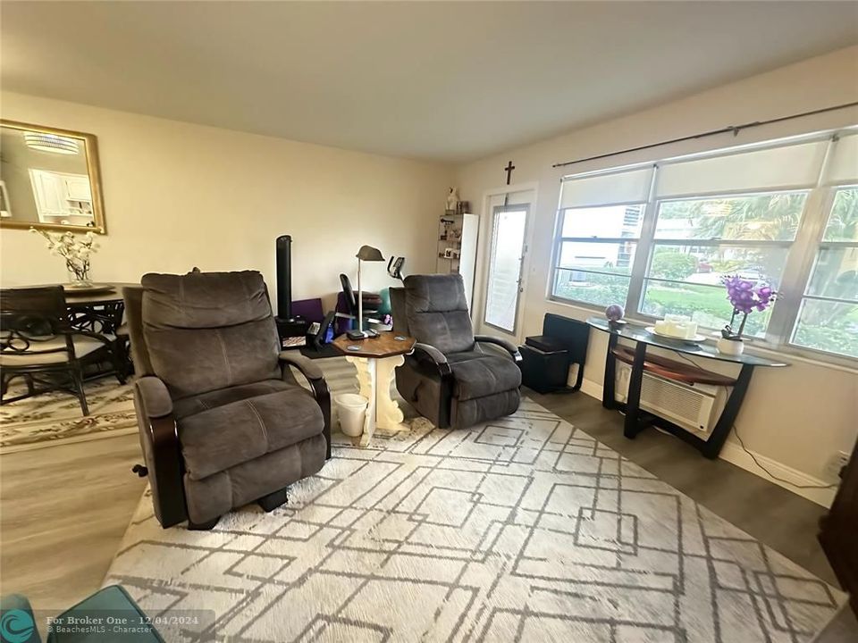 For Sale: $105,000 (1 beds, 1 baths, 700 Square Feet)