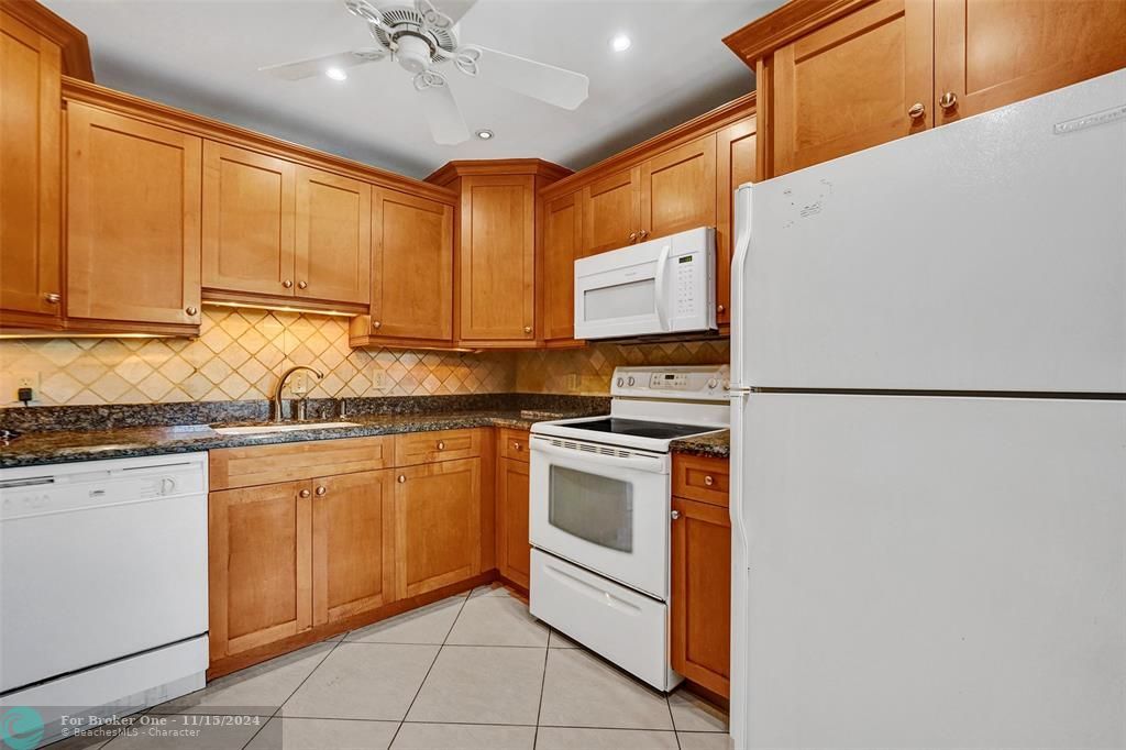 For Sale: $200,000 (2 beds, 2 baths, 1100 Square Feet)