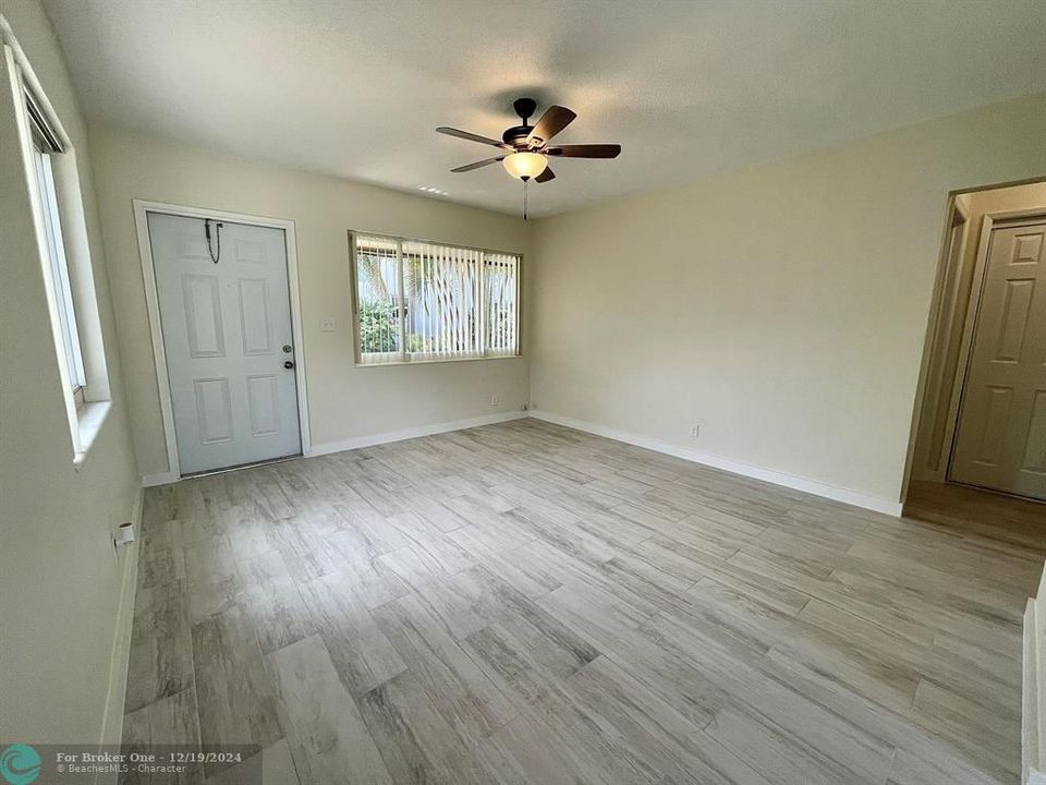 For Rent: $2,000 (1 beds, 1 baths, 883 Square Feet)